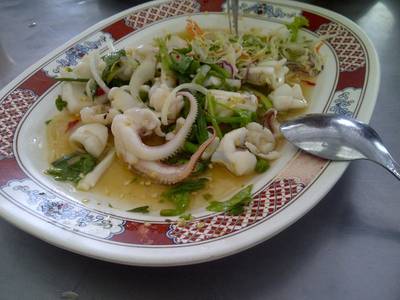 ยำปลาหมึก ที่ ร้านอาหาร ลัดดาแลนด์