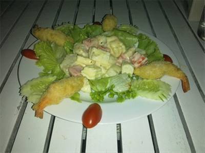 สลัดผลไม้กุ้งทอด ที่ ร้านอาหาร หัวหิน