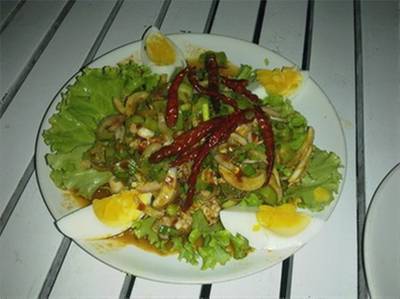 ยำถั่วพลู ที่ ร้านอาหาร หัวหิน