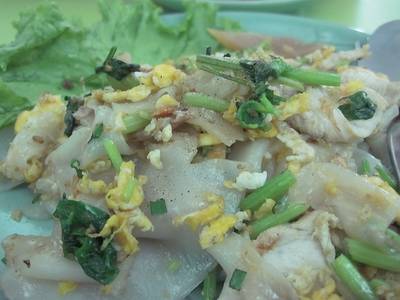 ก๋วยเตี๋ยวคั่วไก่ ที่ ร้านอาหาร มาดามออง