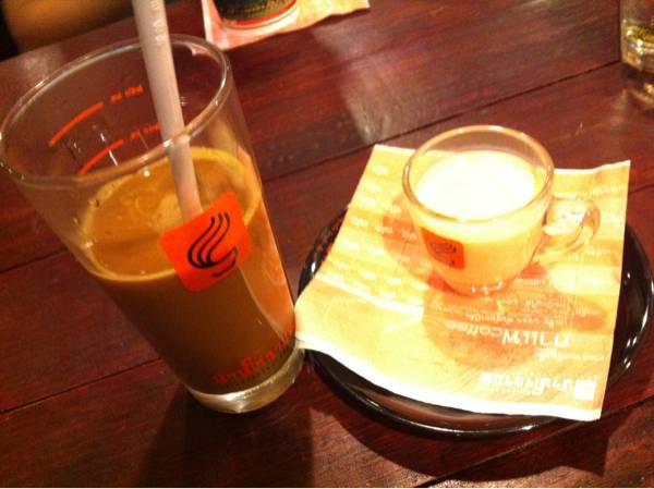 บ้ายไร่ ร้อน ชงนม ครับ ที่ ร้านอาหาร บ้านไร่กาแฟ เอกมัย
