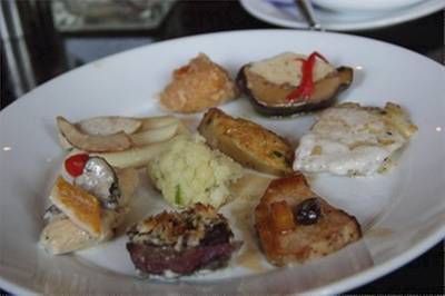 อาหารหลากหลายนานาชาติ ที่ ร้านอาหาร Party House One Siam Design Hotel