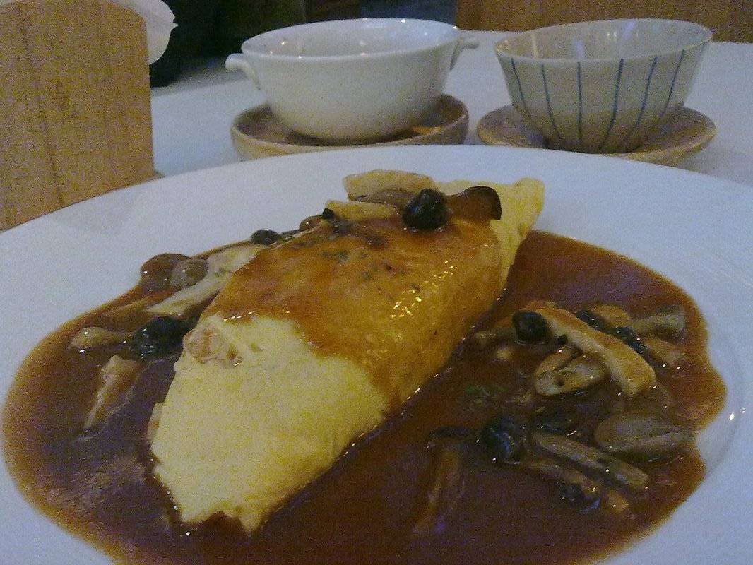 ข้าวห่อไข่หน้าเห็ดรวมซอสเดมิกลาส ที่ ร้านอาหาร OMU (โอมุ) Park Lane