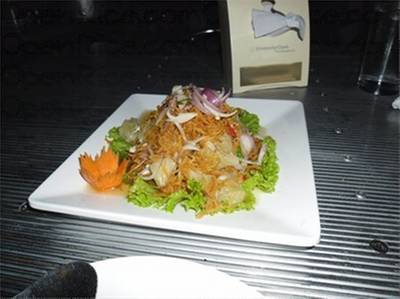 ยำส้มโอไก่กรอบ  ที่ ร้านอาหาร In Love Bar & Restaurant