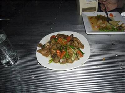 เนื้อผัดน้ำมันหอย (ไม่อร่อย) ที่ ร้านอาหาร In Love Bar & Restaurant