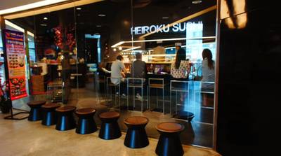 ด้านหน้าร้านเป็นกระจกทั้งร้าน มีโต๊ะแบบธรรมดาและเป็นบาร์เก้าอี้สูงๆ ที่ ร้านอาหาร Heiroku Sushi Digital Gateway