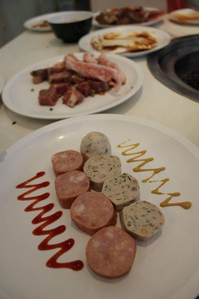 ไส้กรอกแน่นๆ ที่ ร้านอาหาร ไจแอนทส์ โฮมรัน
