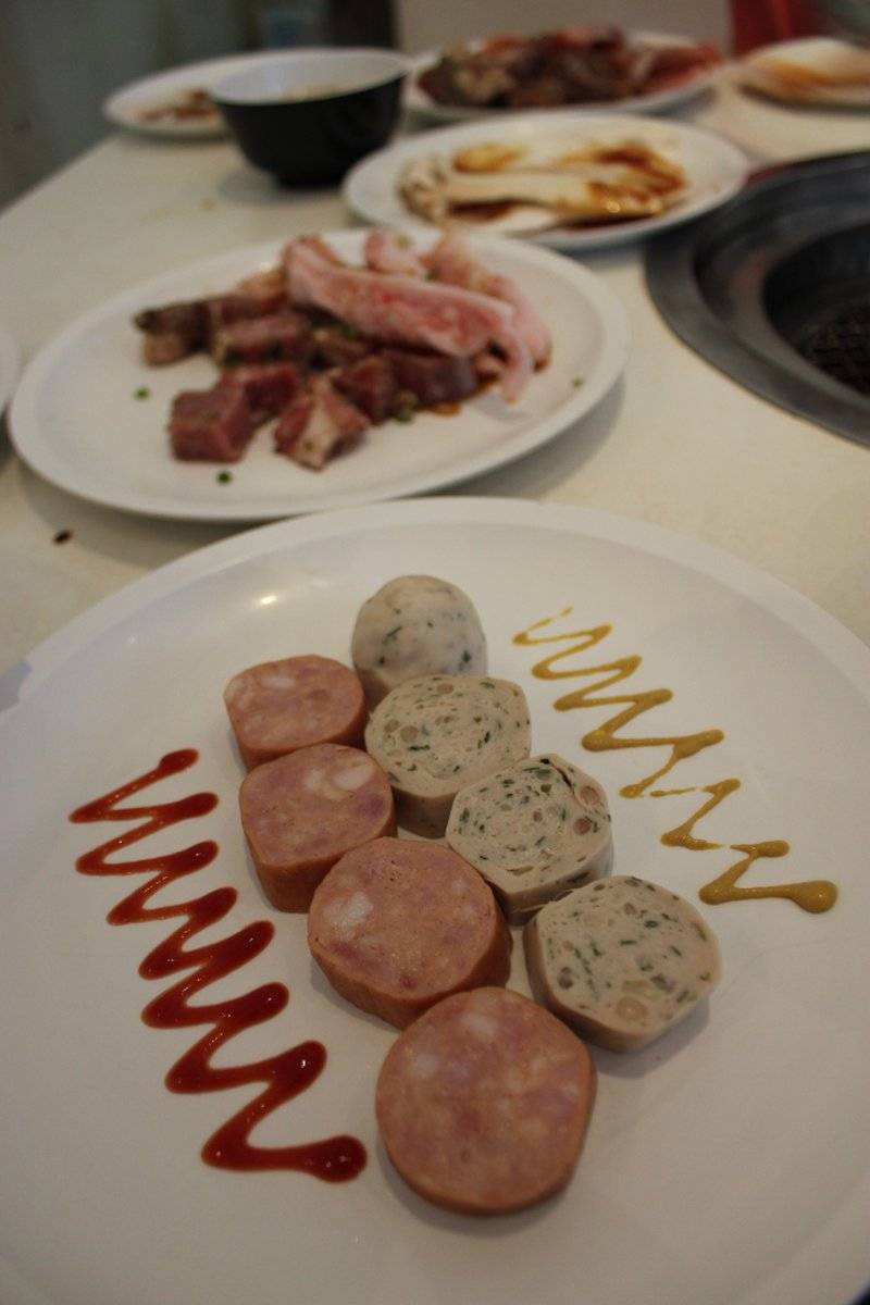 ไส้กรอกแน่นๆ ที่ ร้านอาหาร ไจแอนทส์ โฮมรัน