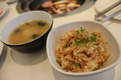 ข้าวผัดกระเทียมและซุปมิโซะ ที่ ร้านอาหาร ไจแอนทส์ โฮมรัน