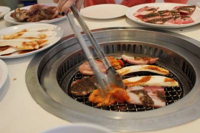 เตาย่าง ที่ ร้านอาหาร ไจแอนทส์ โฮมรัน