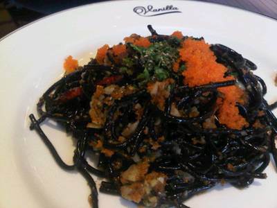 สปาเกตตี้เส้นดำเนยกระเทียมไข่กุ้ง ที่ ร้านอาหาร Vanilla Brasserie Siam Paragon