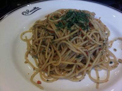 สปาเกตตี้ผัดกระเทียมพริกแดงขาหมูกรอบ ที่ ร้านอาหาร Vanilla Brasserie Siam Paragon