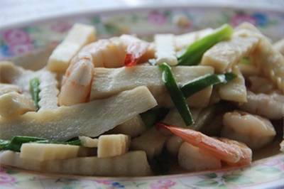 ยอดมะพร้าวอ่อนผัดกุ้ง ที่ ร้านอาหาร ปรีชา ซีฟู้ด