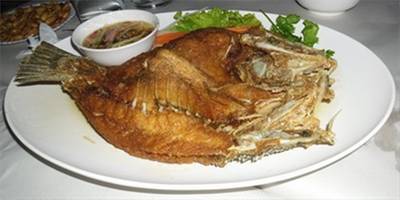 ปลากะพงทอดน้ำปลา ที่ ร้านอาหาร Sortrel นราธิวาสราชนครินทร์