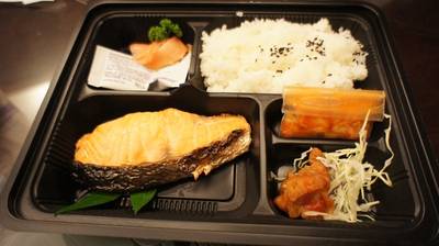 ชุดข้าวปลาแซลมอลซีอิ๊ว ที่ ร้านอาหาร Fuji Restaurant The Avenue แจ้งวัฒนะ