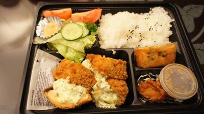 ชุดข้าวปลาแซลมอลยัดไส้มายองเนสทอด ที่ ร้านอาหาร Fuji Restaurant The Avenue แจ้งวัฒนะ