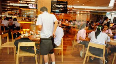 เวลาหลังเลิกเรียน เด็กเต็มทุกโต๊ะคะ ที่ ร้านอาหาร บ้านหญิง สยามสแควร์