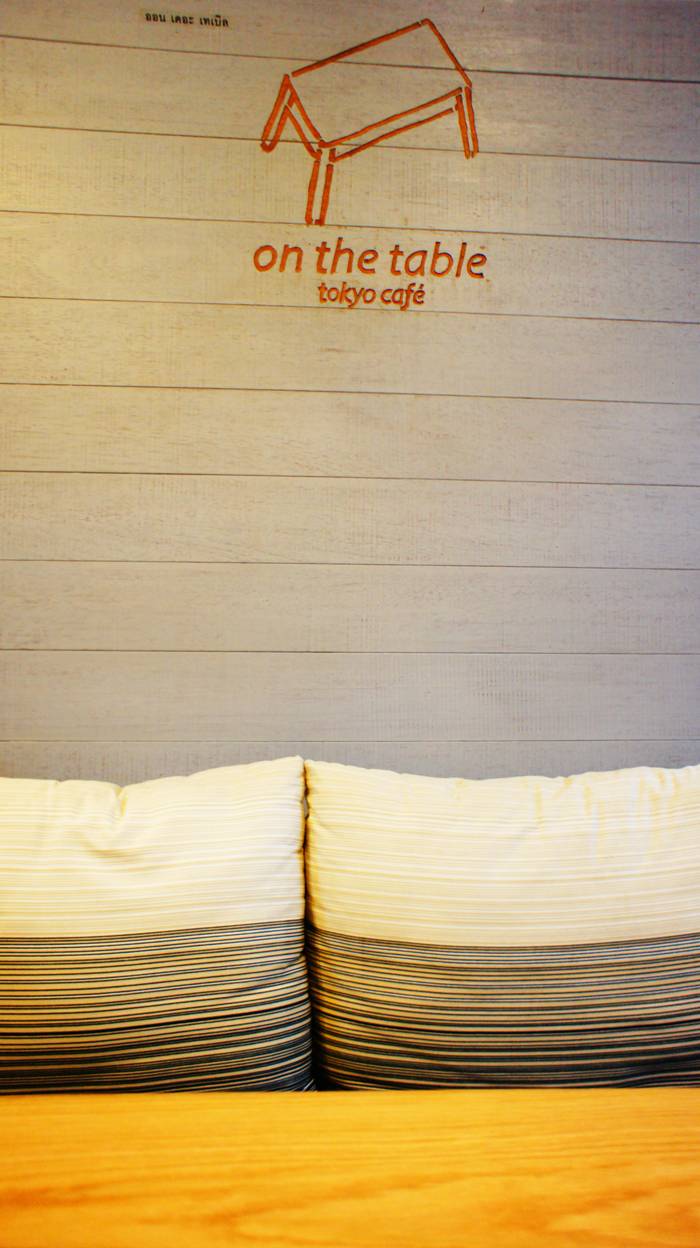 โต๊ะนั่งโซฟาสบายๆ ที่ ร้านอาหาร On the table tokyo café Central World