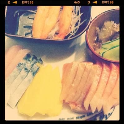 ปลาดิบต่างๆเช่นแซลมอล ปลาโอ ปูอัด แมงกระพรุนน้ำมันงา ที่ ร้านอาหาร Oishi Express Avenue รัชโยธิน