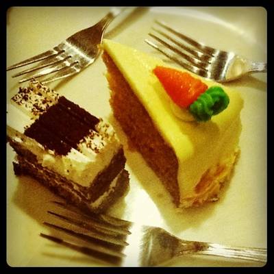 เค้กช็อคโกแลต เค้กแครอท ที่ ร้านอาหาร Oishi Express Avenue รัชโยธิน