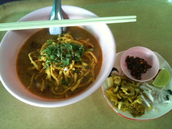 ข้าวซอยไก่ ^ 0 ^ ที่ ร้านอาหาร ร้านอร่อยนิมมาน