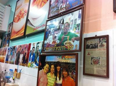ในร้านเต็มไปด้วยภาพการันตีจากศิลปินดารา และรายการต่างๆ ที่ ร้านอาหาร ร้านพี่อ้อ