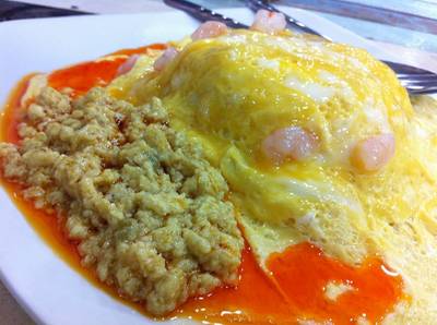 หรือจะลองราดซอสมันปูก็ได้เหมือนกันนะ ^^"  ที่ ร้านอาหาร ร้านพี่อ้อ