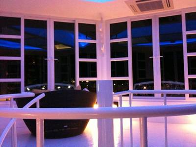 ตอนกลางคืน เปิดไฟ สวยเริ่ด บรรยากาศดีไม่แพ้กลางวันเลยคะ ที่ ร้านอาหาร ประภาคาร โรงแรม ambassador