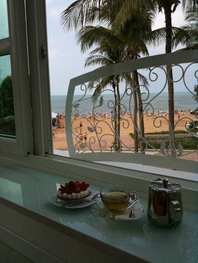 จิ๊บชาริมชายหาดริมทะเล ที่ ร้านอาหาร ประภาคาร โรงแรม ambassador