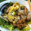 เส้นใหญ่คั่วไก่ ไก่ชิ้นโตๆ ที่ ร้านอาหาร ก๋วยเตี๊ยวคั่วไก่สวนมะลิ