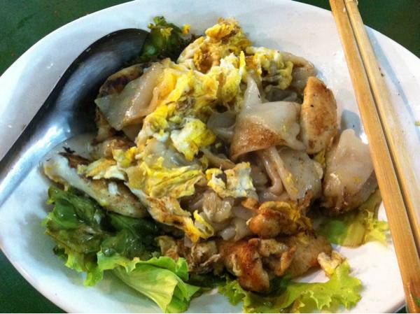 เส้นใหญ่คั่วไก่ ไก่ชิ้นโตๆ ที่ ร้านอาหาร ก๋วยเตี๊ยวคั่วไก่สวนมะลิ