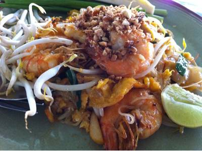 ผัดไทยกุ้งสดตัวใหญ่ๆ ที่ ร้านอาหาร ผัดไทกุ้งสด ประชาอุทิศ 24