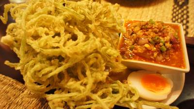 ยำผักบุ้งกรอบกุ้ง ที่ ร้านอาหาร พันโคม