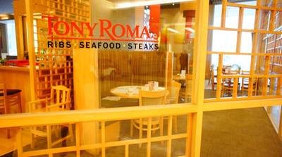 โต๊ะเก้าอี้ในร้าน ที่ ร้านอาหาร Tony Roma's Siam Paragon
