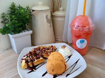 Original Waffle&Strawberry Hawaii ที่ ร้านอาหาร Me&Ice Cream Homemade