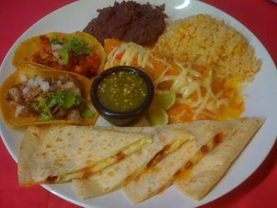 Mexican platter, for those that want to try different specialities and why not,  ที่ ร้านอาหาร Tacos & Salsa