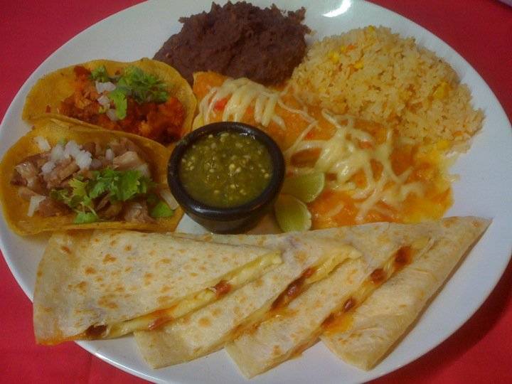 Mexican platter, for those that want to try different specialities and why not,  ที่ ร้านอาหาร Tacos & Salsa