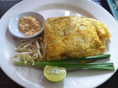 ผัดไทกุ้งสด รสชาติดี :) ที่ ร้านอาหาร ลาภปาก