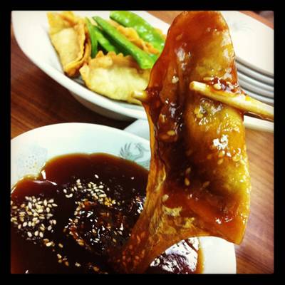 เกี๊ยวซ่าทรงเครื่อง น้ำจิ้มเหนียวๆเปรี้ยวๆ   ที่ ร้านอาหาร Ramentei Fuji Super Branch 1