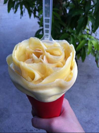 Banana & Ice Cream ที่ ร้านอาหาร bake & beach creperie