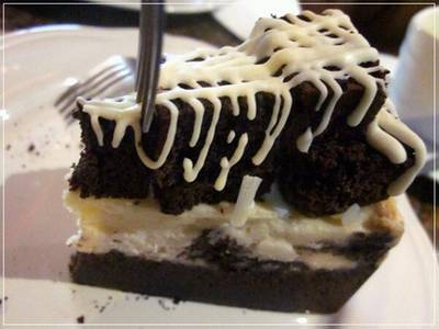 บราวนี่ชีสเค้กอร่อยมากกกก ที่ ร้านอาหาร PH1B Coffee Bar