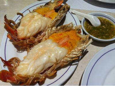 กุ้งตัวใหญ่ใช่ได้ สด น้ำจิ้มกลมกล่อมไม่เผ็ดจัด อร่อยมาก ที่ ร้านอาหาร บ้านรับรอง