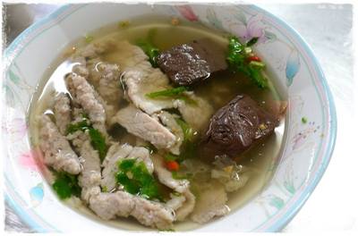 เกาเหลาเลือดหมูไม่ใส่เครื่องใน ที่ ร้านอาหาร เจ๊ณี เกาเหลาเลือดหมู บางปะกอก