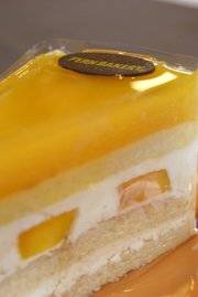 เค้กมูสแมงโก้หอมอร่อยจากมะม่วงน้ำดอกไม้ ที่ ร้านอาหาร เฟินส์ฮัท