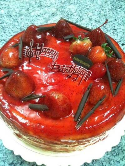 สตอเบอรี่เครปเค้ก 3 ปอนด์วันเกิด ที่ ร้านอาหาร เฟินส์ฮัท