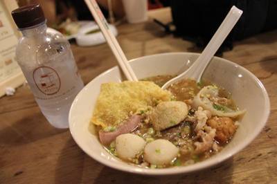 บะหมี่ต้มยำมะนาวสดและขวดน้ำเปล่าจิ๋ว ที่ ร้านอาหาร เพลินวาน