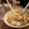บะหมี่ต้มยำมะนาวสดและขวดน้ำเปล่าจิ๋ว ที่ ร้านอาหาร เพลินวาน
