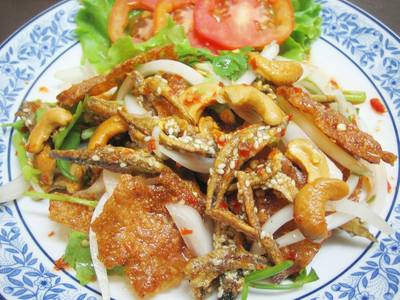 ยำสามกรอบ ที่ ร้านอาหาร ครัวสวนสน