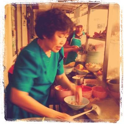 เจ้าของร้านทำเองเลยย ที่ ร้านอาหาร เย็นตาโฟศรีพิงค์ สวนดอก