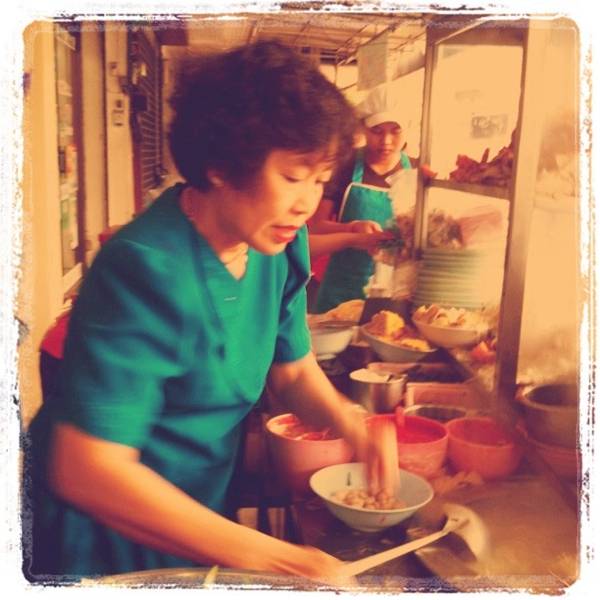 เจ้าของร้านทำเองเลยย ที่ ร้านอาหาร เย็นตาโฟศรีพิงค์ สวนดอก